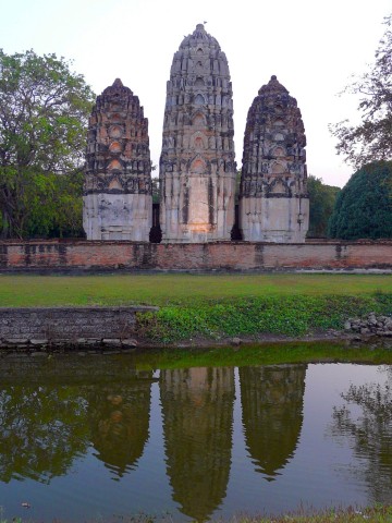 Wat Si Sawai reflected